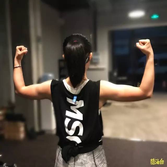 健身美女穿搭,健身美女穿着打扮