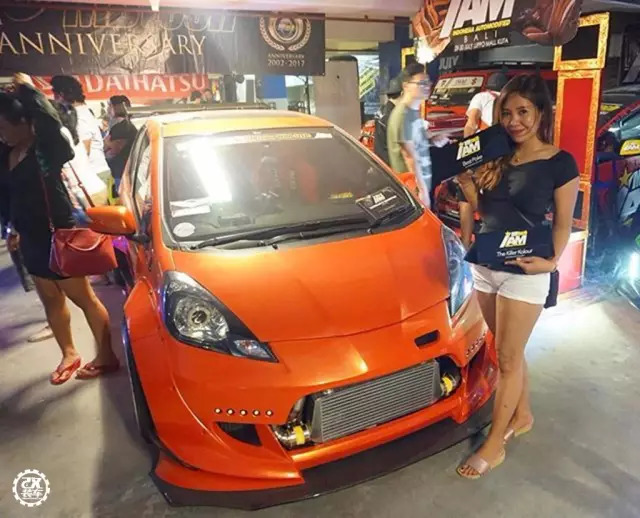 为了装上心仪轮毂换成五孔轴头，这辆爆改宽体的涡轮飞度真帅！