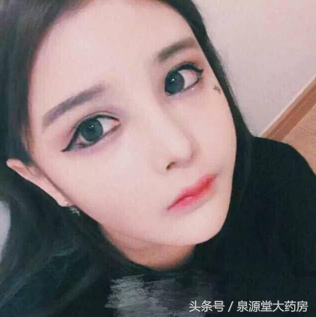 为什么隐形眼镜戴上看东西会很大 (为什么戴上隐形眼镜视物会放大)