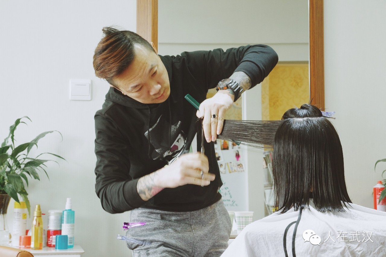 文末福利因为喜欢,他专注美发一做就是17年。