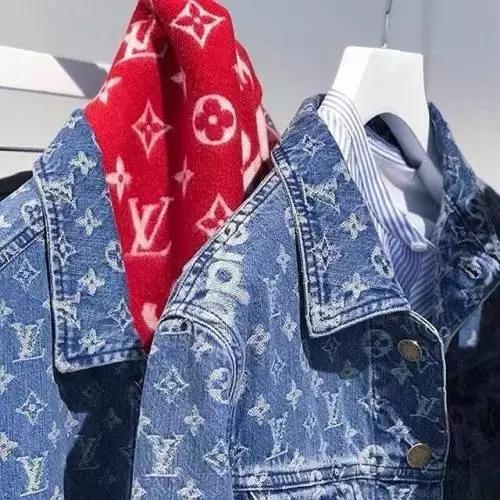 supreme lv联名的红色帽衫照片 (nike lv supreme三方联名)