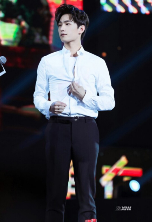 杨洋冬日暖男风造型穿搭,杨洋的运动装穿搭学院青春感十足