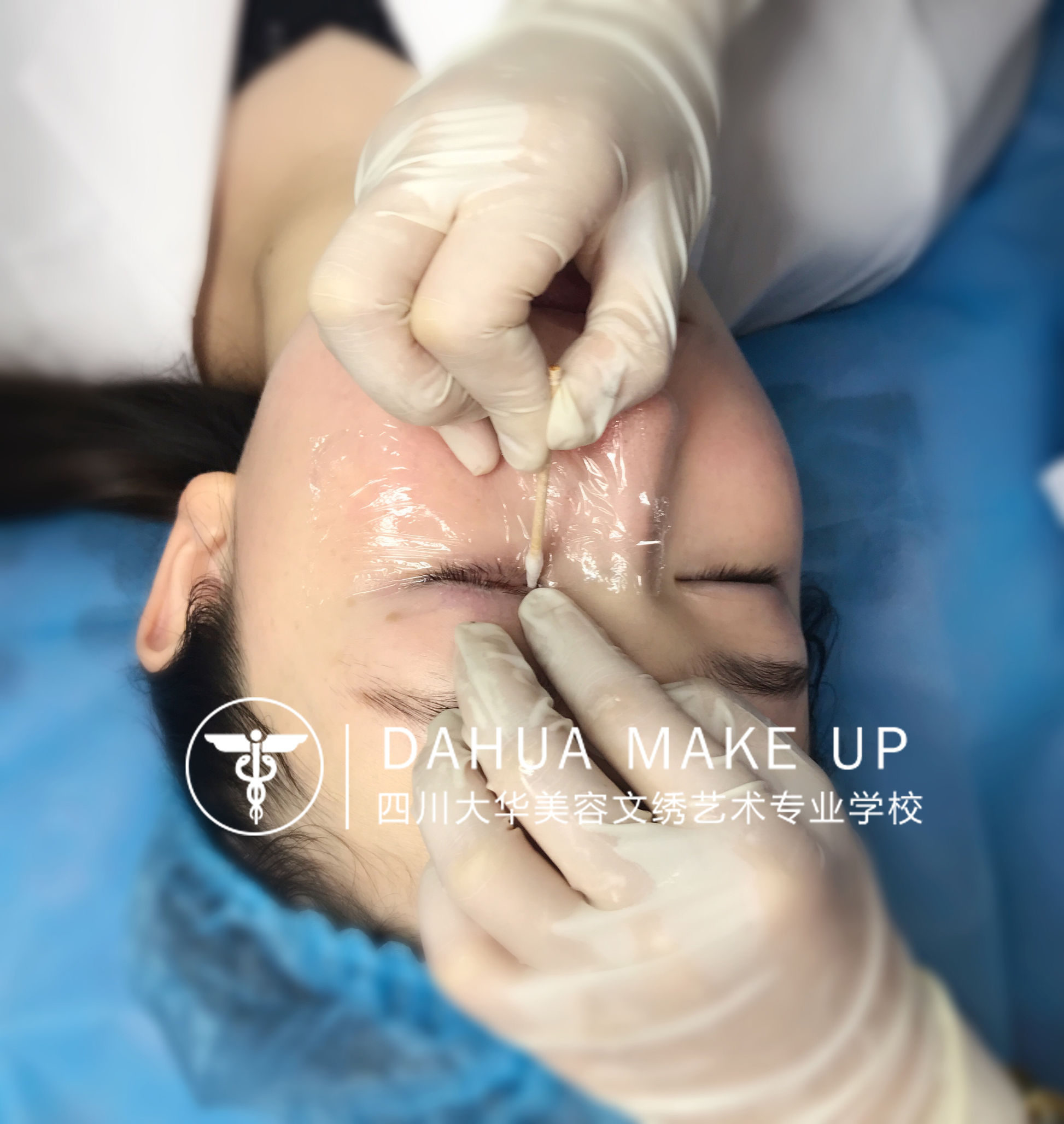 纹绣师用的是碘伏消毒还是酒精,纹绣师消毒与卫生观念