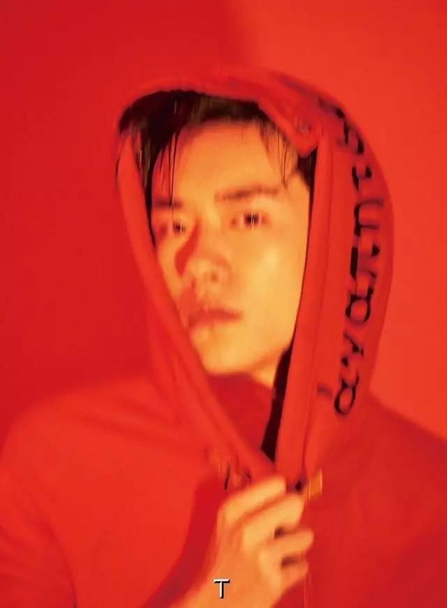 易烊千玺最新时尚封面,16岁易烊千玺直播回放