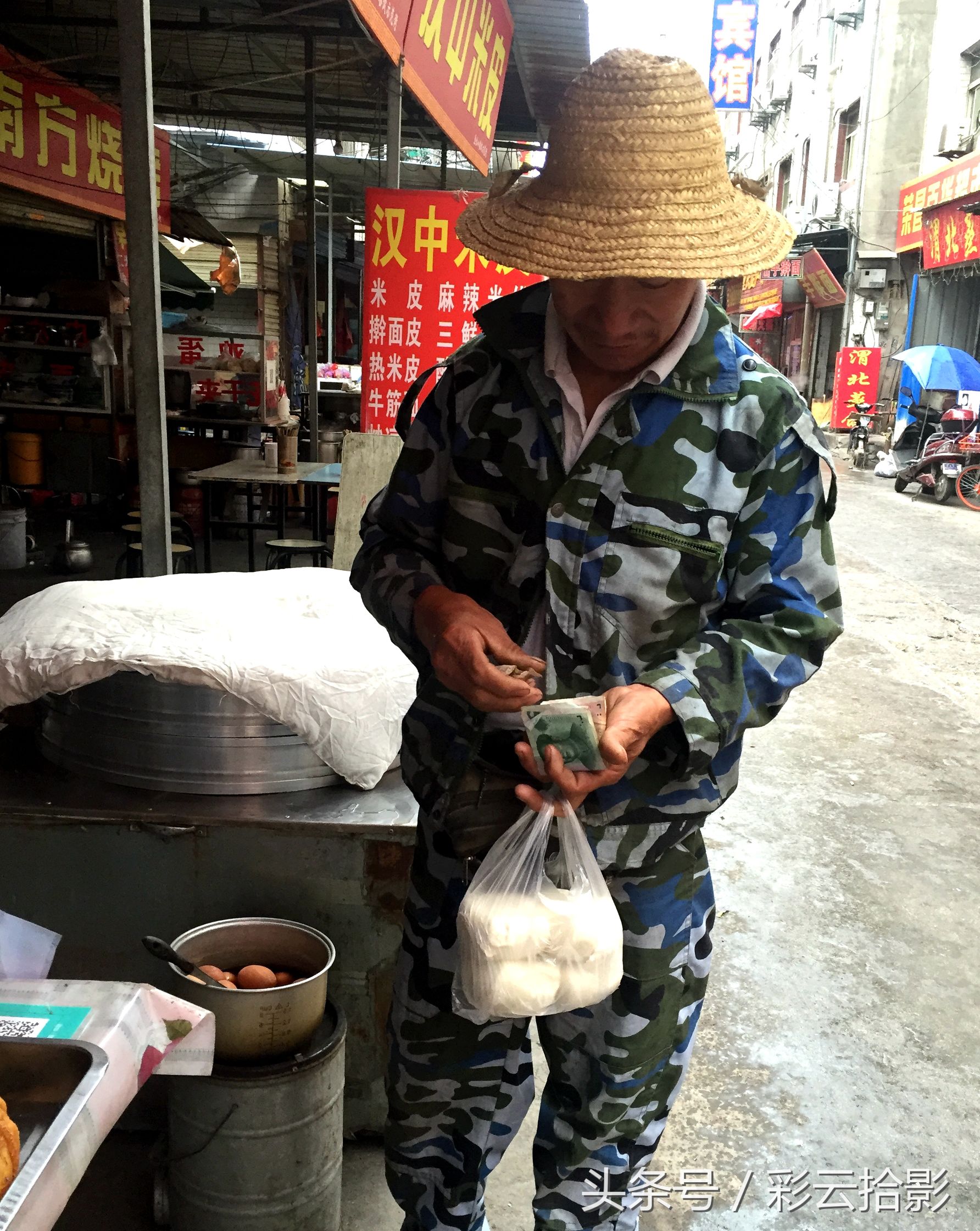 老人捡破烂一年攒了8000块钱后续,老人一年捡破烂赚了8000原视频
