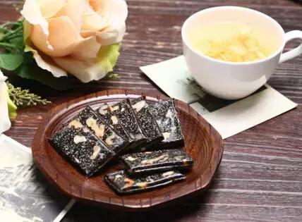 阿胶补血颗粒饭前吃还是饭后吃好,阿胶固元膏的功效哪些人不能吃