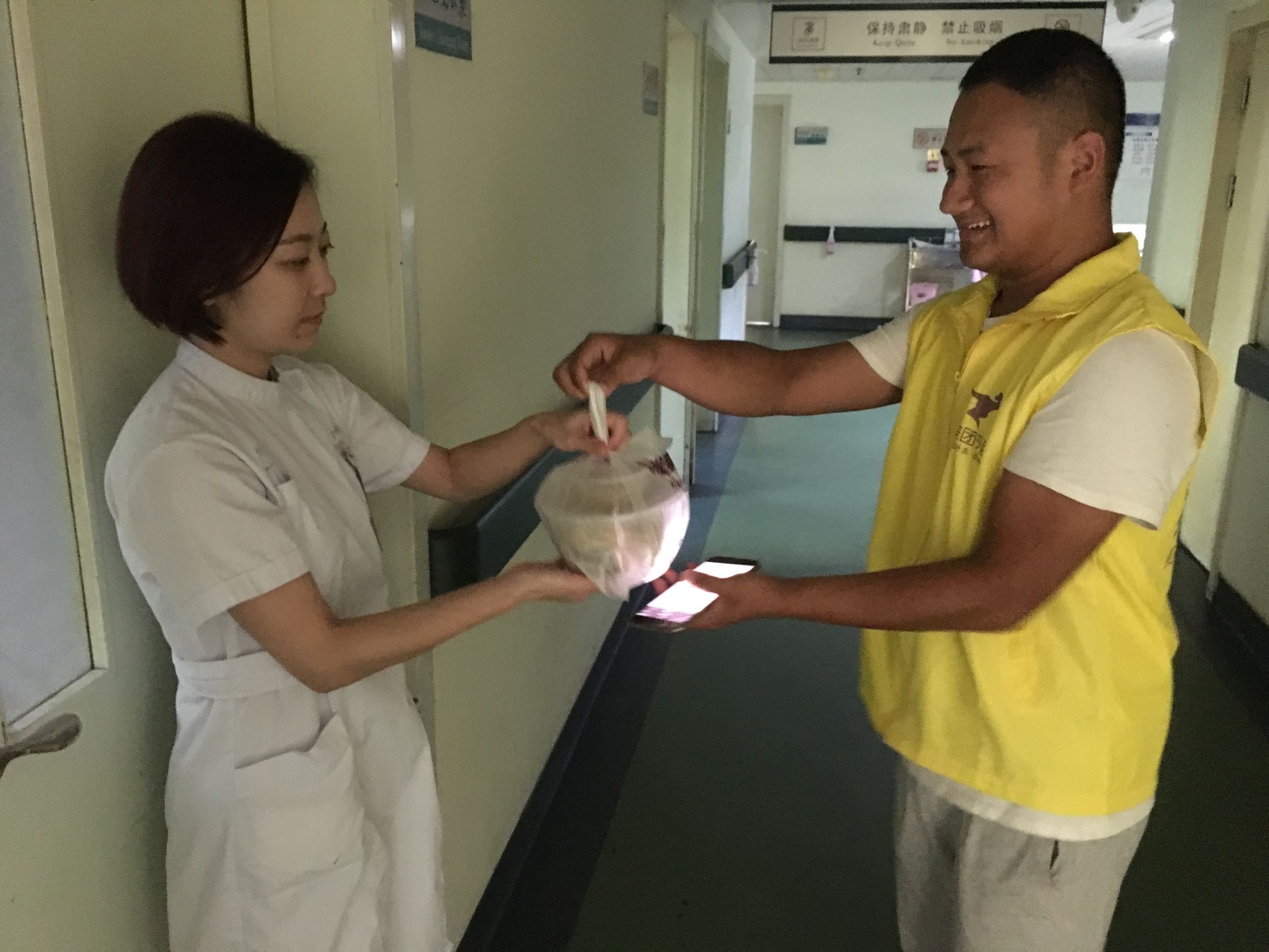 保定有群无声外卖员:眼观六路,每天工作13小时