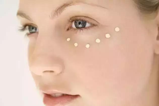 烟熏妆怎么拯救,烟熏妆怎么保持不化妆