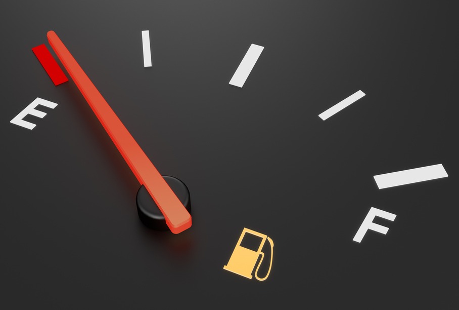 汽车跑没油了会怎样,车子没油了怎么处理