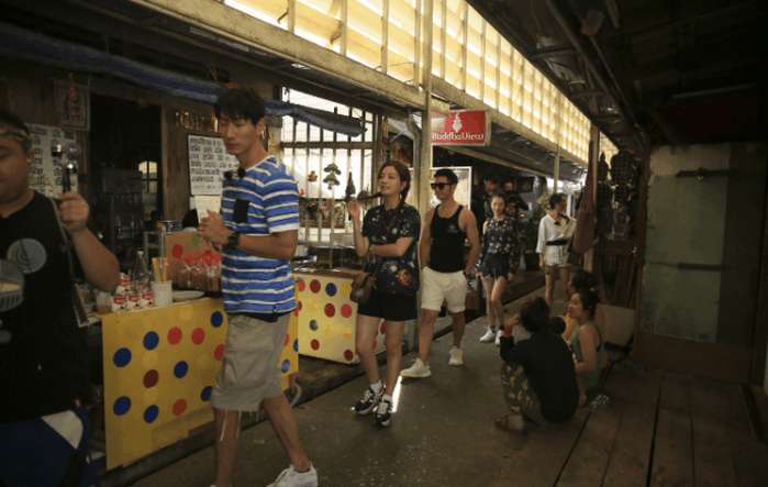 44岁赵薇近照穿搭,赵薇拨浪鼓麻花辫教程图解