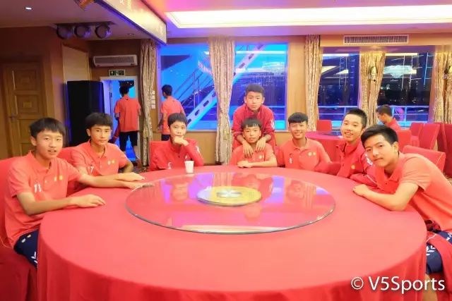 嗨翻天！亚洲足球小将夜游江城六国少年才华横溢