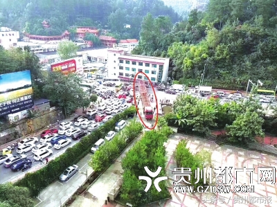 一辆加长拖车截断新添大道上千辆车早高峰被堵2小时