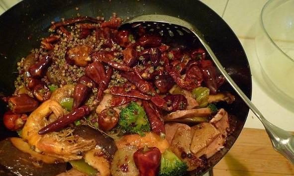 四川妹子做麻辣香锅,胖妹制作麻辣香锅