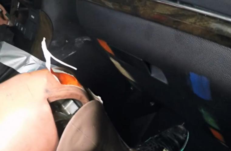 碰撞后车门无法解锁,碰撞后车门打不开的原因