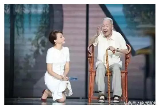 董卿三次下跪礼仪素养,董卿下跪采访表现了什么品质