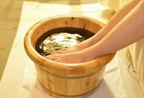 泡脚加什么可以逼出体内湿气寒气,泡脚天天泡多久能把体内湿气祛除