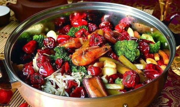 四川妹子做麻辣香锅,胖妹制作麻辣香锅