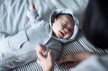 宝宝刚开始长牙影响睡眠怎么解决,婴儿长牙饮食