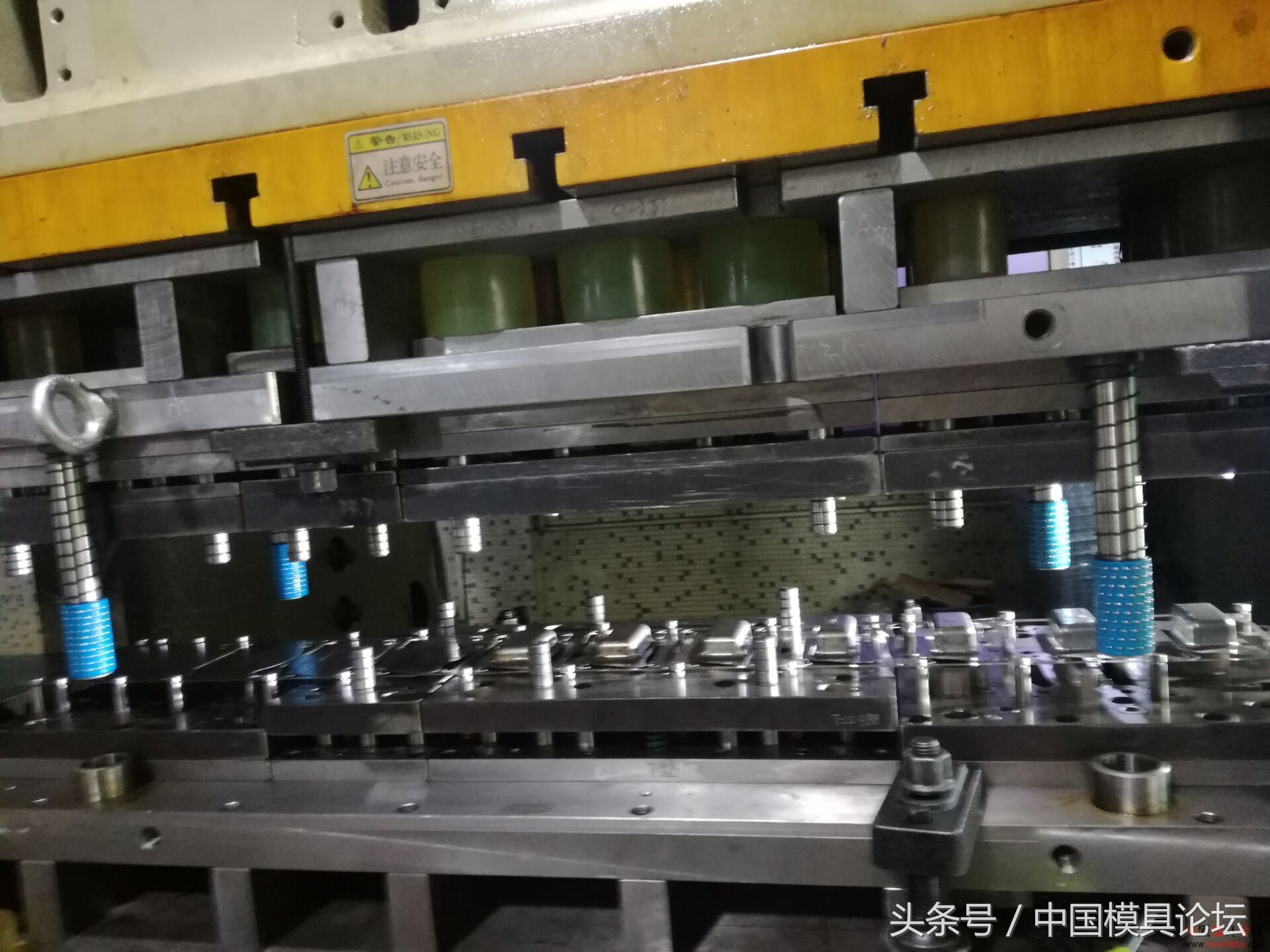 盒子拉伸模具设计,方形盒子冲压模具视频