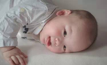 宝宝长牙睡不好觉吃什么,宝宝长牙会影响食欲和睡眠吗