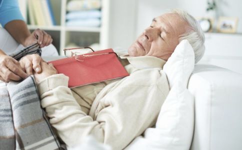 老年人患有白内障怎么治疗比较好,老人做完白内障手术注意什么