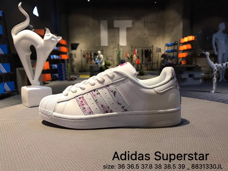 adidas贝壳头小麦,adidas三叶草贝壳头红蓝绿
