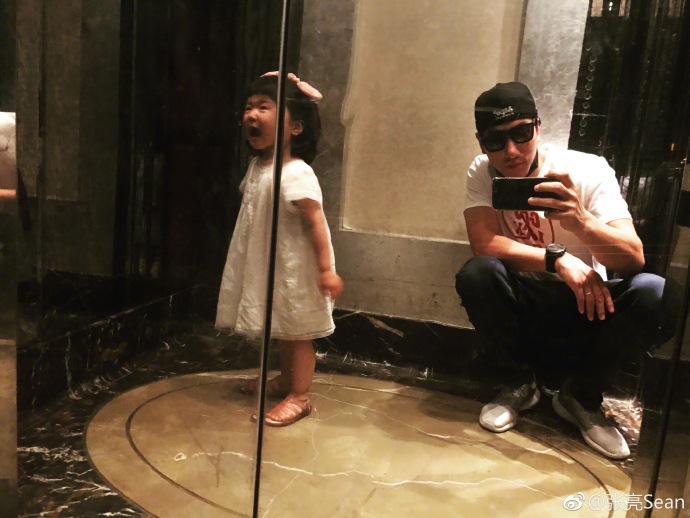 《中餐厅》里的张亮原来是个炫女狂魔，每天不重样！