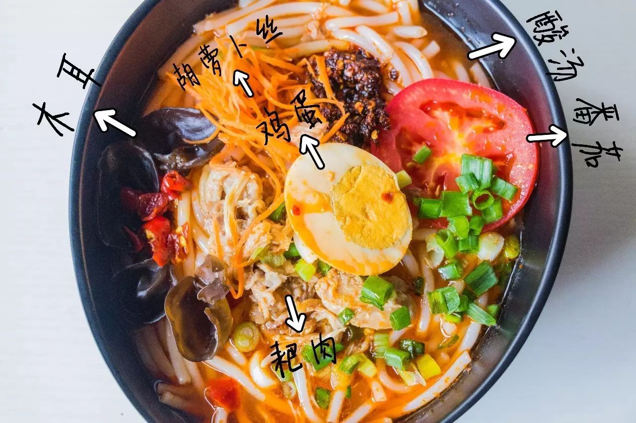 不到10㎡的店，一年卖100000+碗，下雨都要甩的米线竟来自泰国！