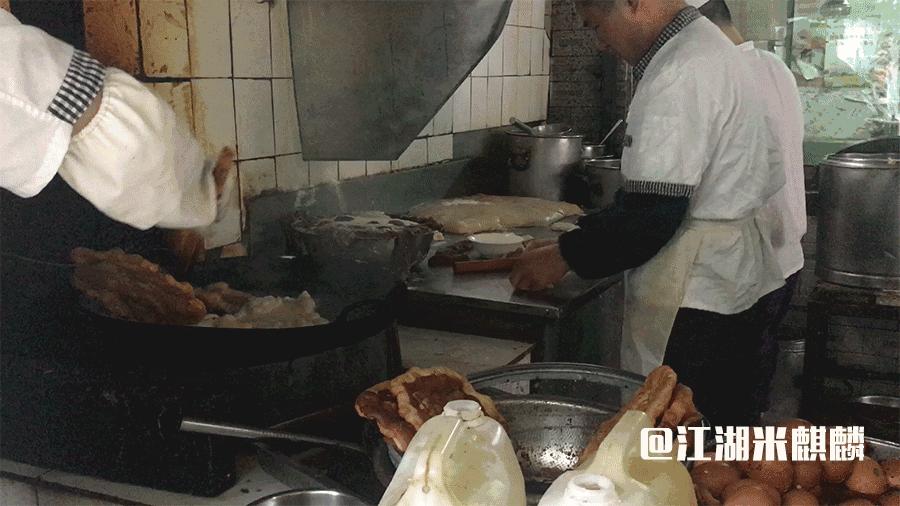 别熬夜了，明天早起2小时，去吃这家早餐限量1000份的油饼吧！