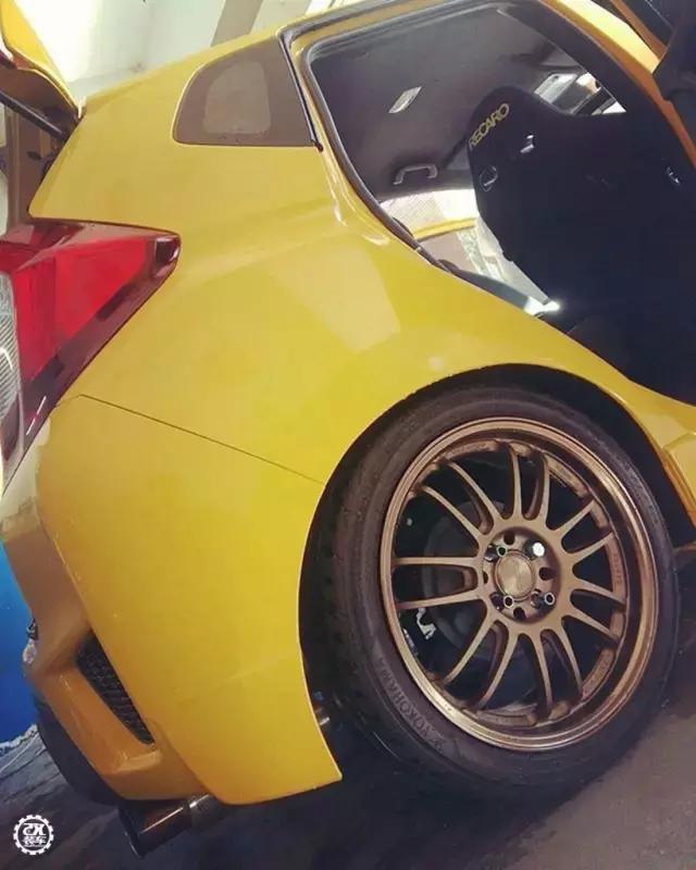 本田飞度改成骚黄色RS大包围，很黄很*力暴**