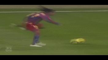 单车过人？神级停球？那一脚35米开外的任意球才是小罗的成名作