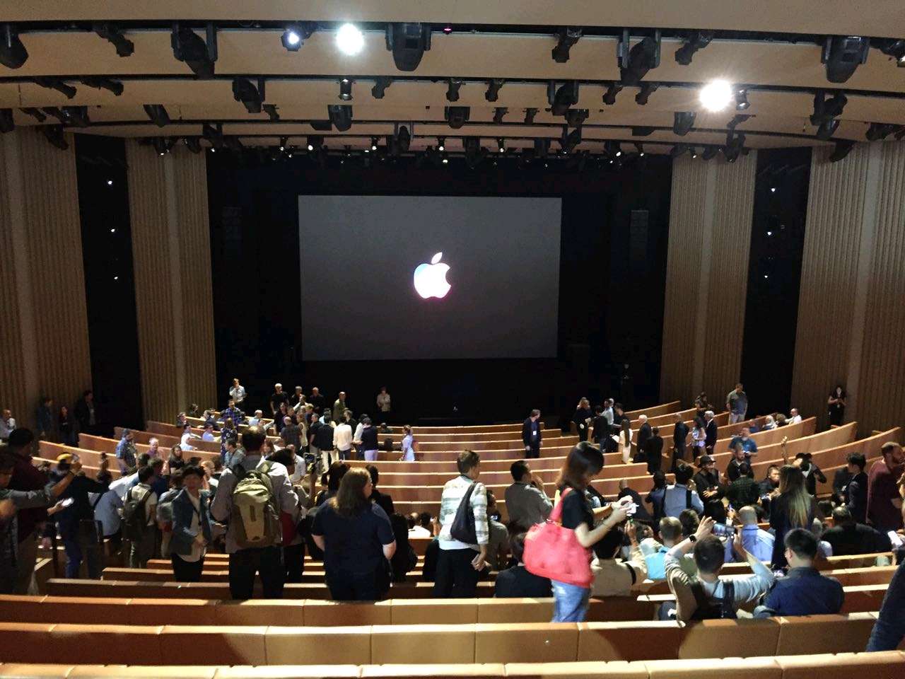 iPhone8抢购攻略:苹果官网最难抢,有黄牛能先拿货