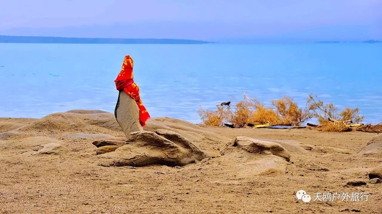 一大一小两个情侣湖，国庆来西域敦煌必经之路，一起秀恩爱吧！