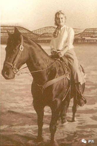 四川地震熊猫爬树躲避,汶川地震时受惊的熊猫