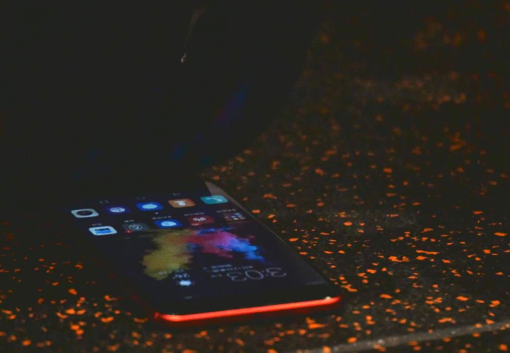 手机不小心被坐弯了怎么修,手机被坐弯了可以继续用吗