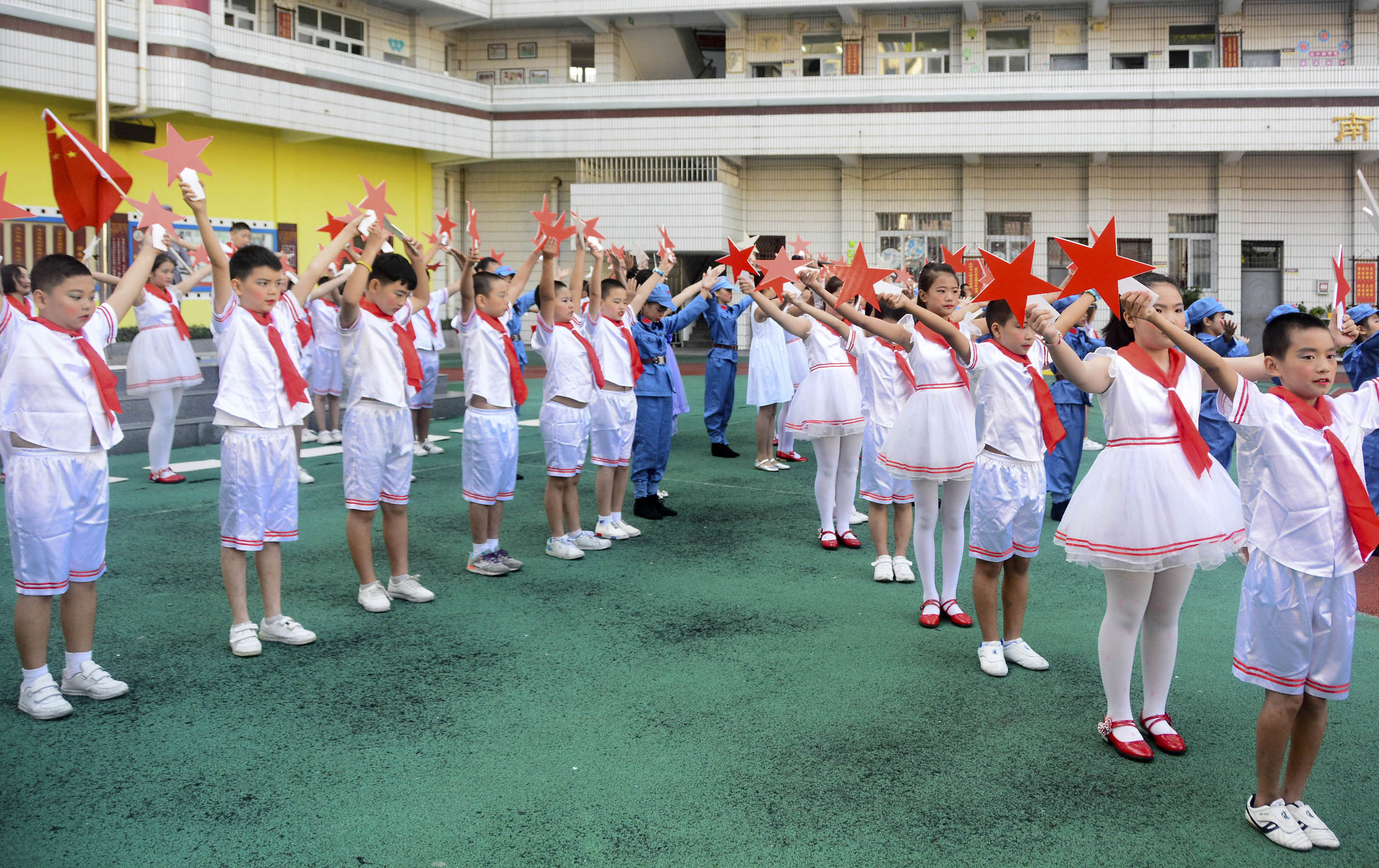 巴州三小学升国旗,三小升国旗仪式