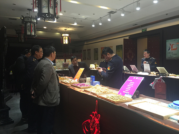 记者暗访上海药店天价药,药店销售假冒伪劣药材