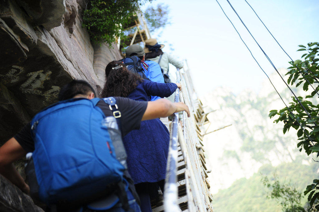 华山第一险长空栈道小伙跳下去,华山第一险长空栈道小伙吓得发抖