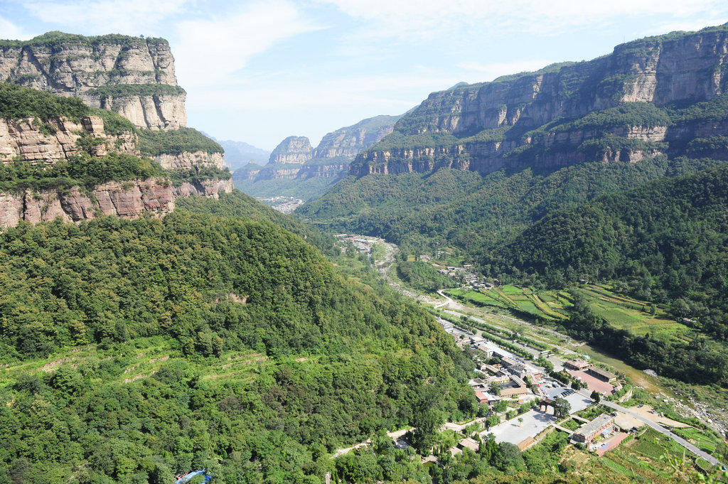华山第一险长空栈道小伙跳下去,华山第一险长空栈道小伙吓得发抖
