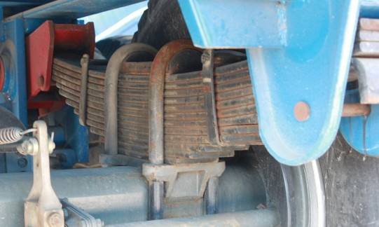 重型货车前钢板太软怎么加最好,卡车钢板弹簧怎么卸