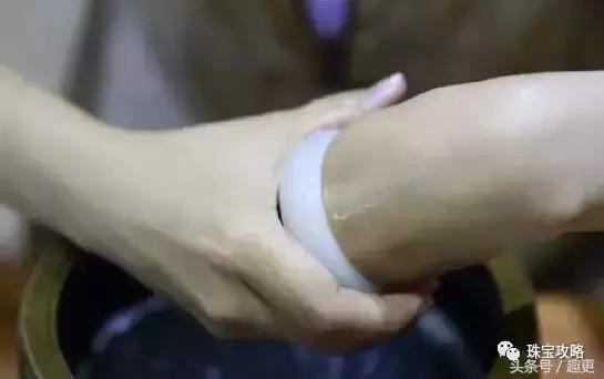 胖了手镯取不下来有什么方法,长胖了手镯摘不下来怎么办