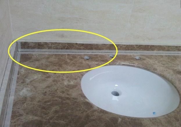 卫生间玻璃胶怎么变黑,卫生间用白色的玻璃胶会发黄吗