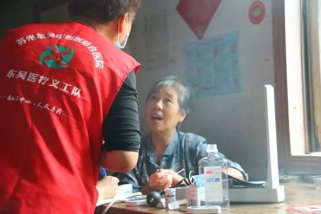 爱心行动关爱孤寡老人,孝行天下关爱空巢老人送医上门