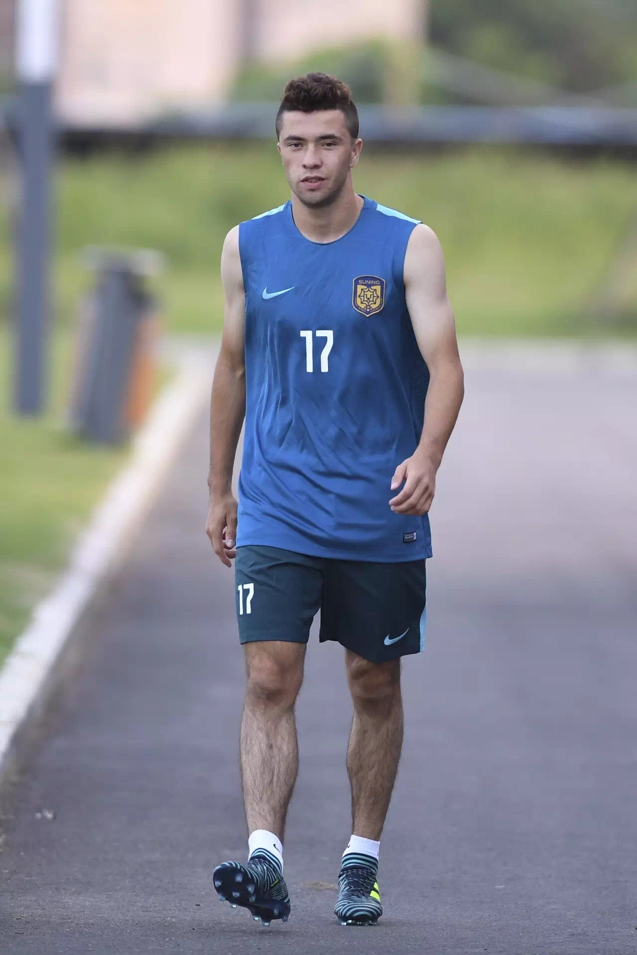 进球后亲吻队徽空翻庆祝!叶尔凡:能为中国队进球非常自豪!