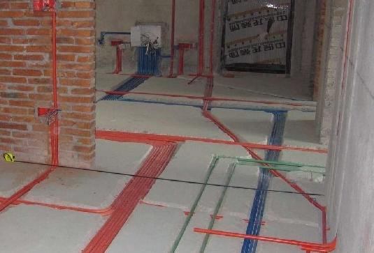 卫生间水管从上走还是从下走,卫生间水管走地面要抬高多少