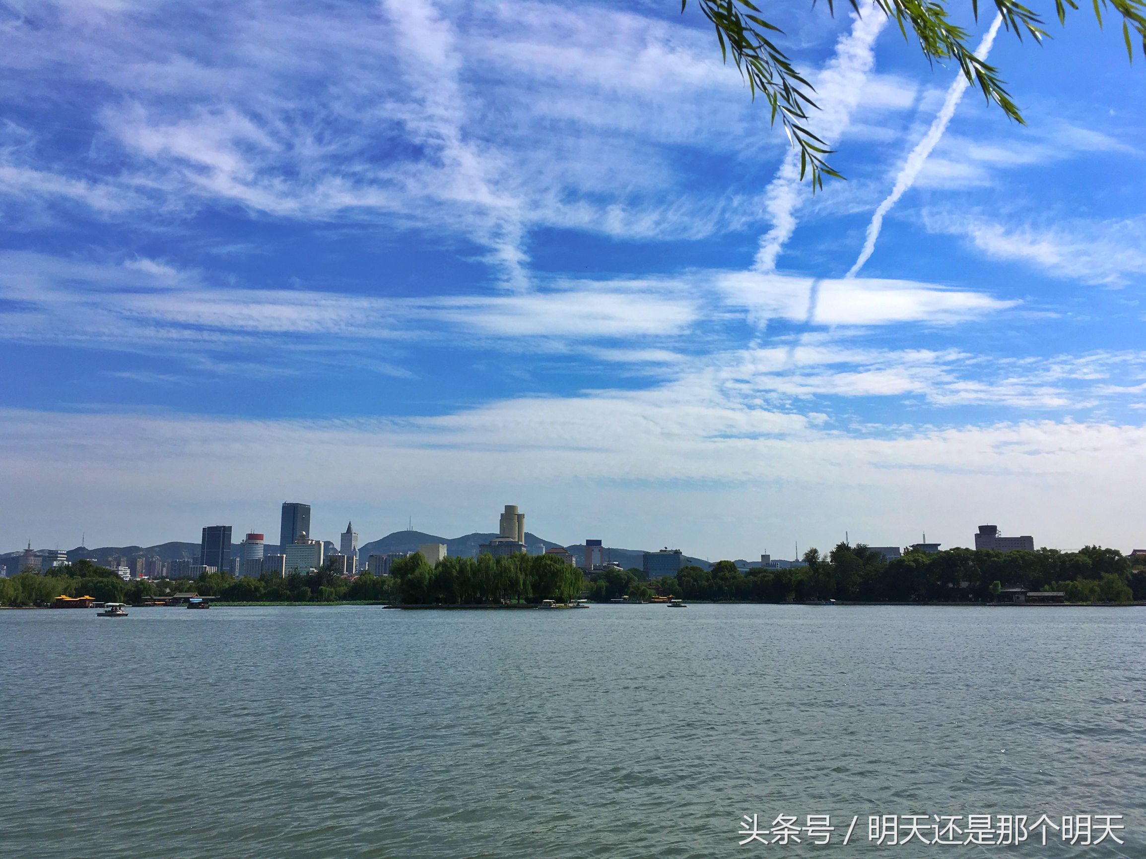 大明湖一城山色半城湖对联照片,一城山色半城湖大明湖对联