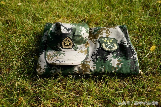 只有一套军训服的新生在军训期间如何换衣服？