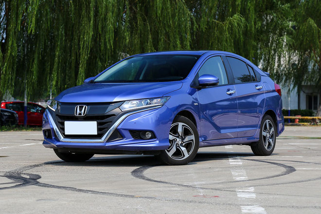 奥迪a3和奔驰a200两厢哪个值得买,奥迪a3两厢车1.4t进口2013年图片