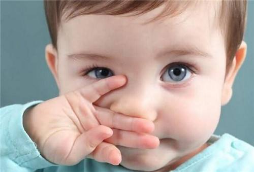 3岁女儿鼻腔恶臭,3岁小女孩鼻子经常被鼻屎塞住