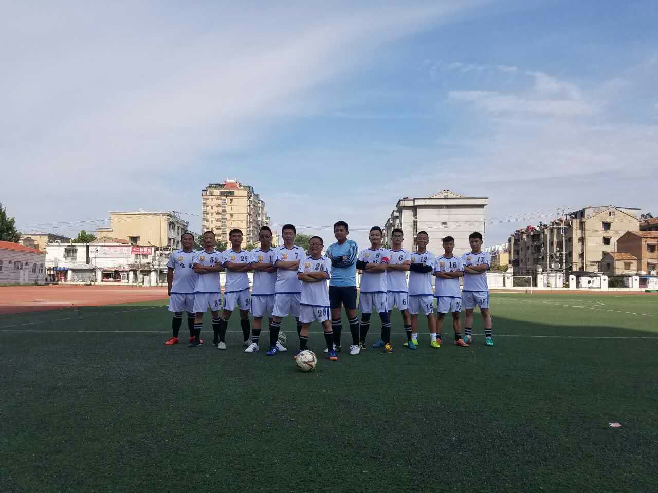 怎么样踢足球才是最好的,怎么去踢职业足球